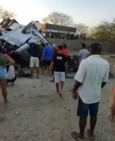 Carreta tomba, no Norte da Bahia, matando criança de 2 anos; outras 3 pessoas da mesma família ficaram feridas