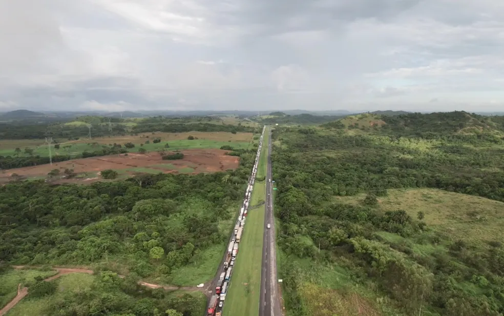 Engarrafamento de mais de 13 horas expõe caos e má conservação da BR-324