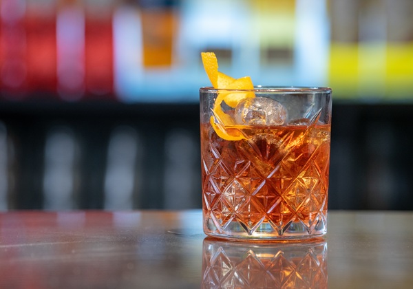 Homem morre após ingerir bebida alcoólica destinada ao descarte em Feira de Santana