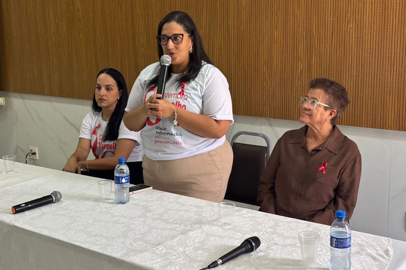 Dezembro Vermelho: seminário reforça enfrentamento ao estigma e cuidado humanizado às pessoas com HIV em Feira de Santana