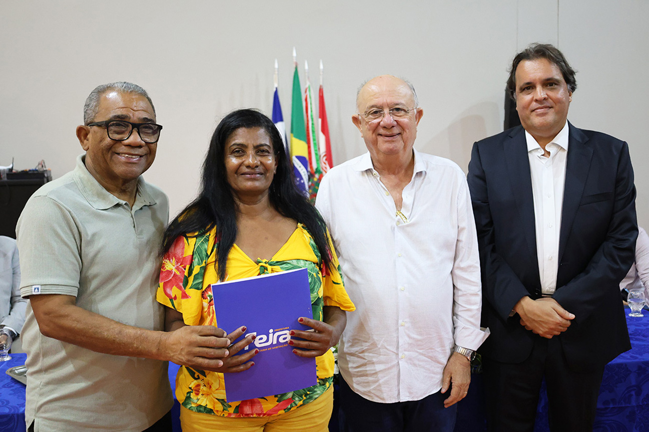 Prefeitura de Feira entrega escrituras de casas aos moradores da comunidade de Prato Branco