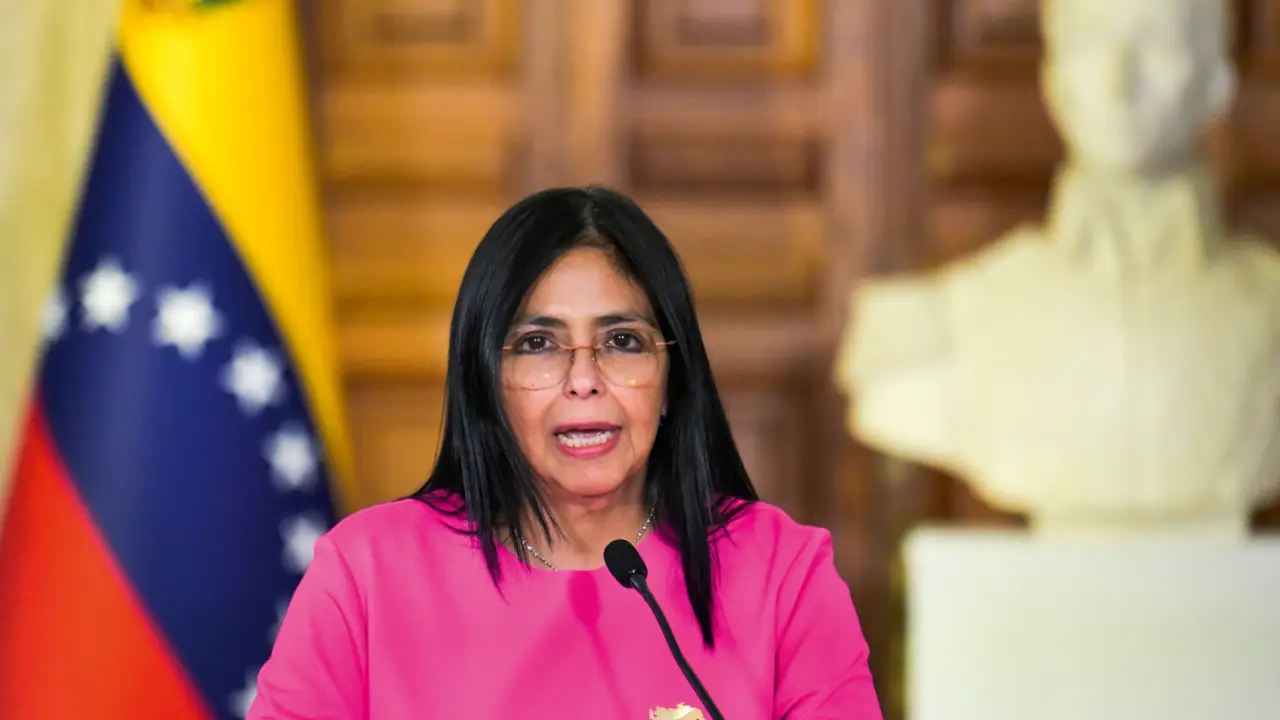 Presidente da Venezuela expressa descontentamento com controle norte-americano, em encontro com petroleiros