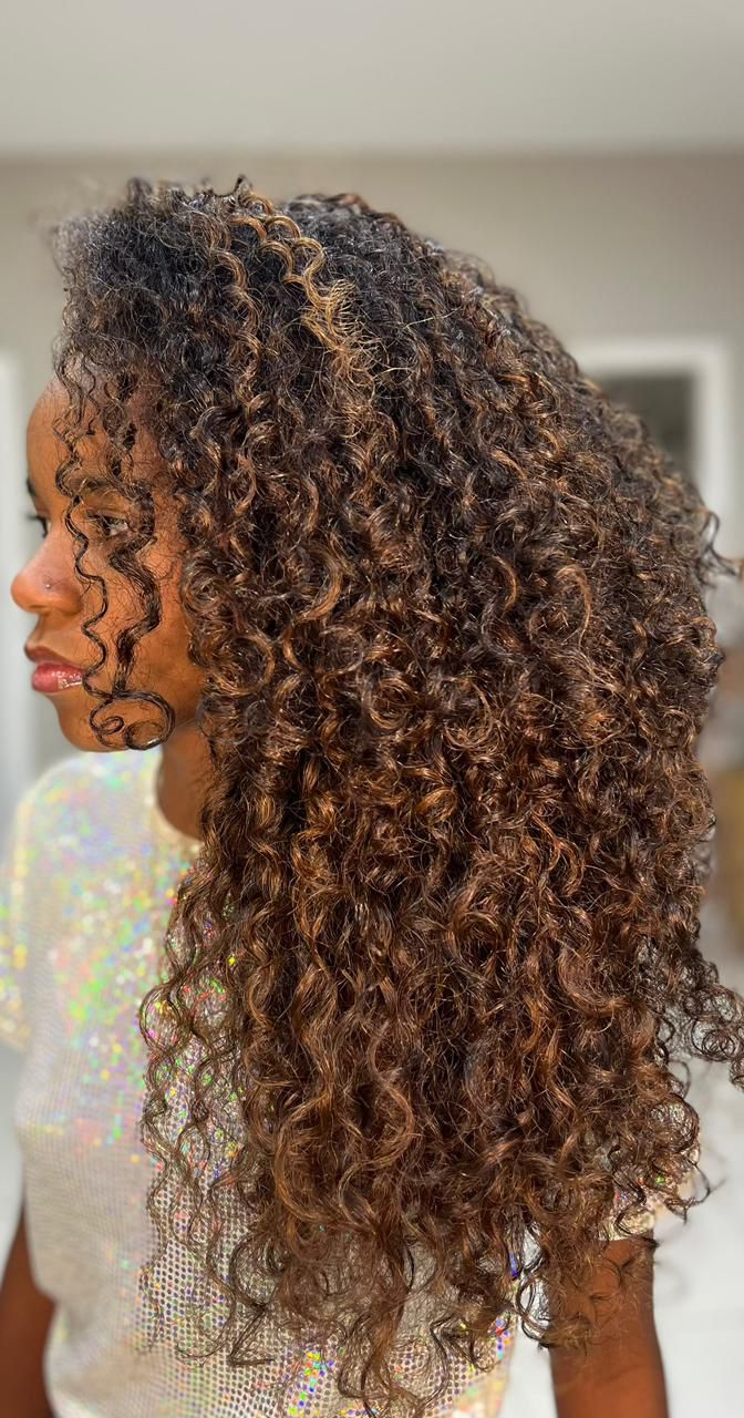 Cabeleireiro e Visagista Rei Borges pontua os truques e os cuidados para deixar os cachos em alta 