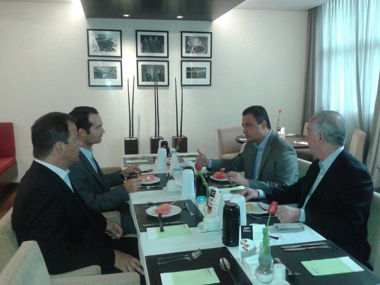 Rui discute aviação baiana com presidente da Azul