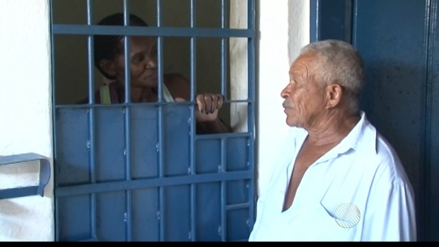 'Muito difícil', diz filho de idosa presa por não pagar pensão dos netos