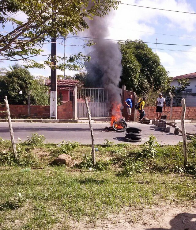 Manifestantes detém ônibus por descumprimento de horário
