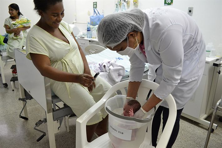 Bebês prematuros relaxam em ofurô