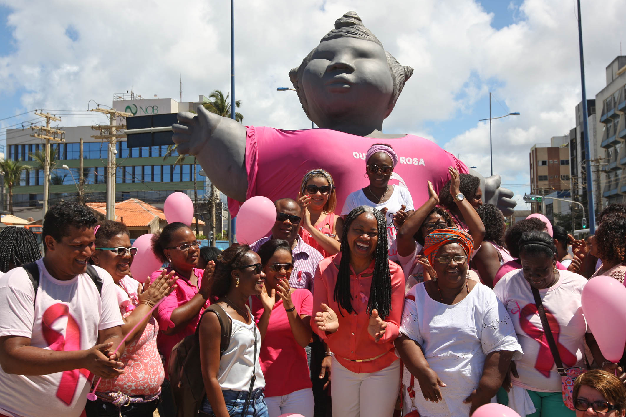 Campanha Outubro Rosa veste monumentos de Salvador