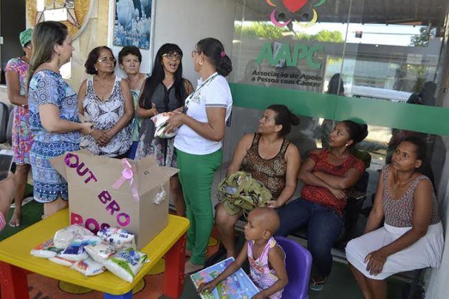 Doação de alimentos à Associação de Apoio à Pessoa com Câncer emociona