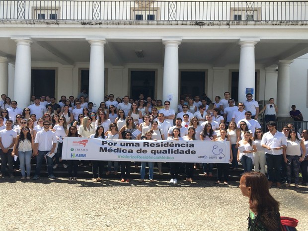 Médicos residentes protestam em frente à reitoria da UFBA