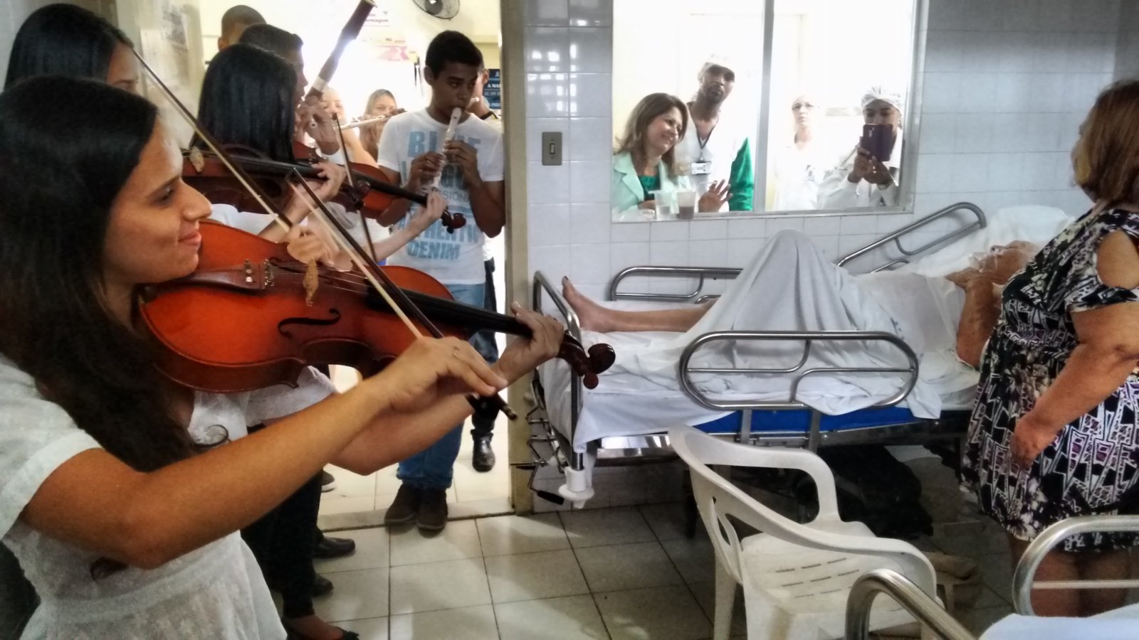 Orquestra leva música e emociona pacientes do HGCA