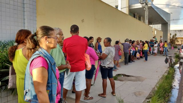 Centenas de pessoas formam fila para atendimento de glaucoma