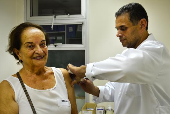 São Paulo começa a vacinar crianças, gestantes e idosos contra H1N1
