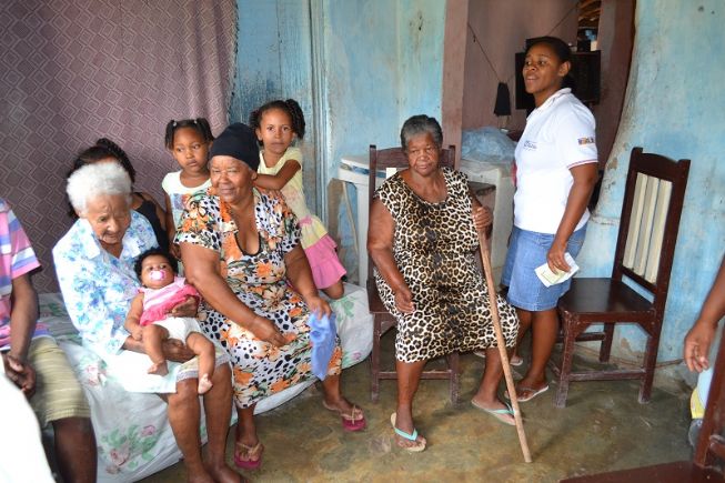 Mulher mais velha de Feira recebe acompanhamento de saúde em casa 