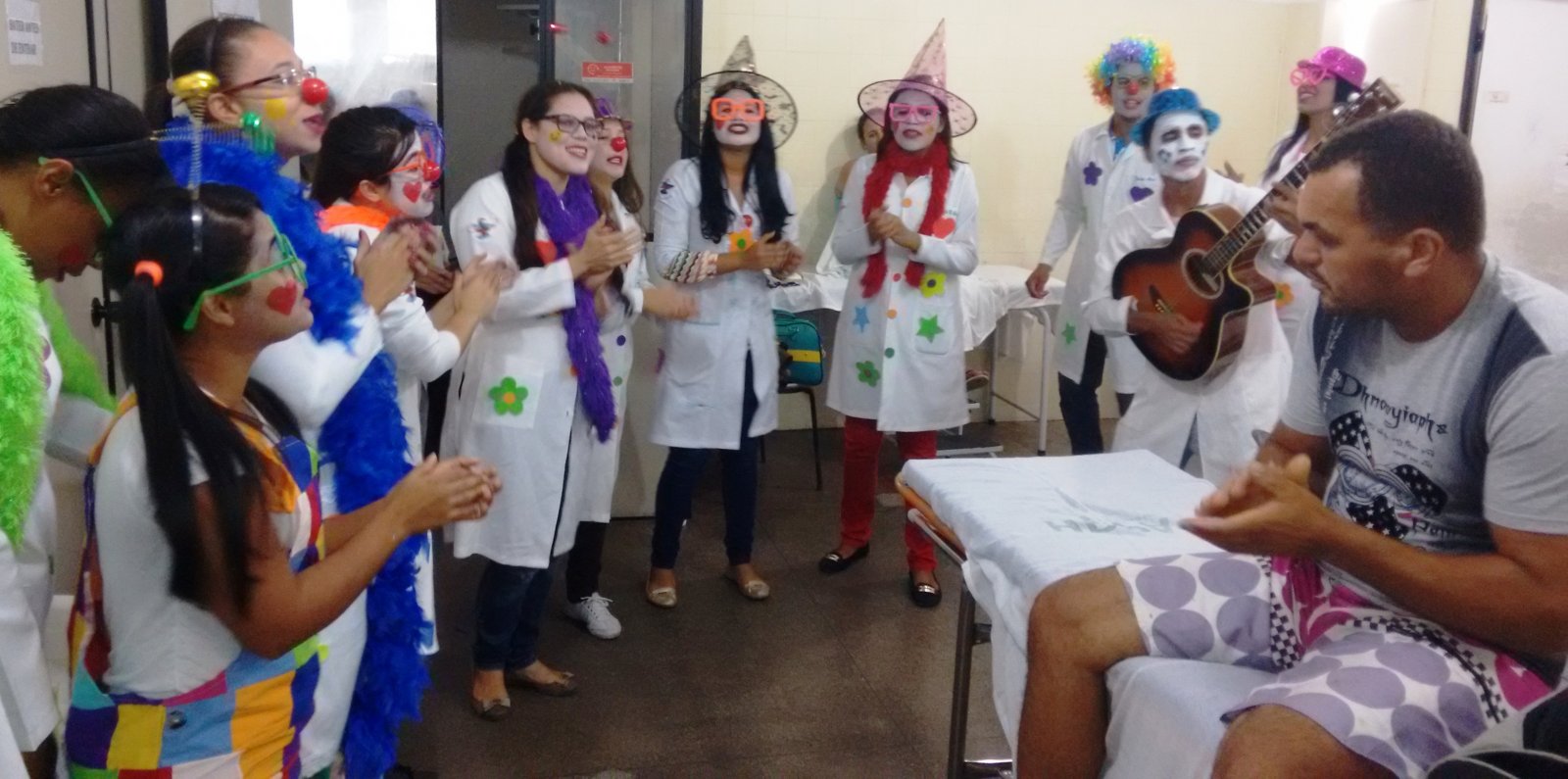 Enfermeiros da Alegria visitam pacientes do HGCA