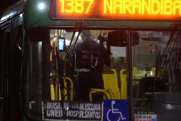 Passageiro morto em assalto a ônibus na BR-324 estava indo para presídio