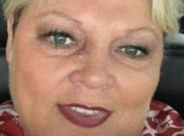 Mulher é afastada após racismo contra Michelle Obama: 'Cansada de ver macaca de salto'