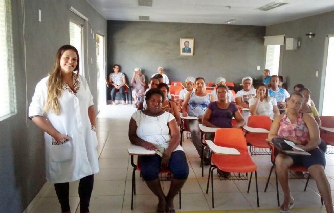 Equipe do Lar do Irmão Velho recebe treinamento da Secretaria de Saúde