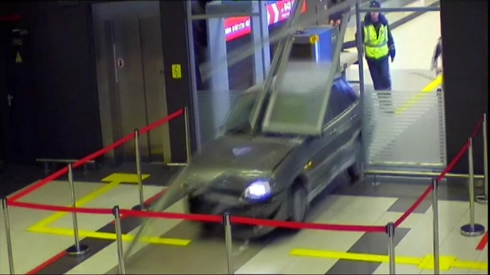 'Por amor', motorista bêbado invade aeroporto na Rússia com carro
