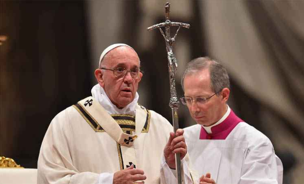 Papa Francisco critica consumismo no Natal e faz apelo por crianças refugiadas