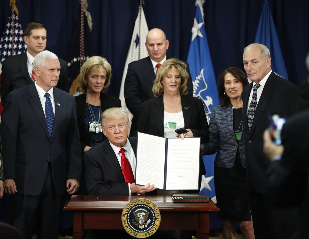 Trump assina ordem para construção de muro na fronteira dos EUA com o México