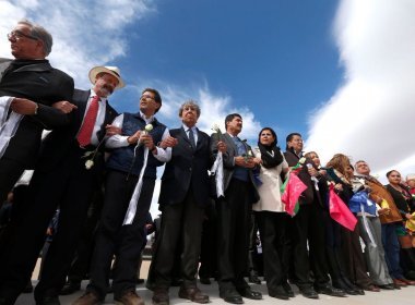 Manifestantes mexicanos formam 'muro humano' na fronteira com os EUA