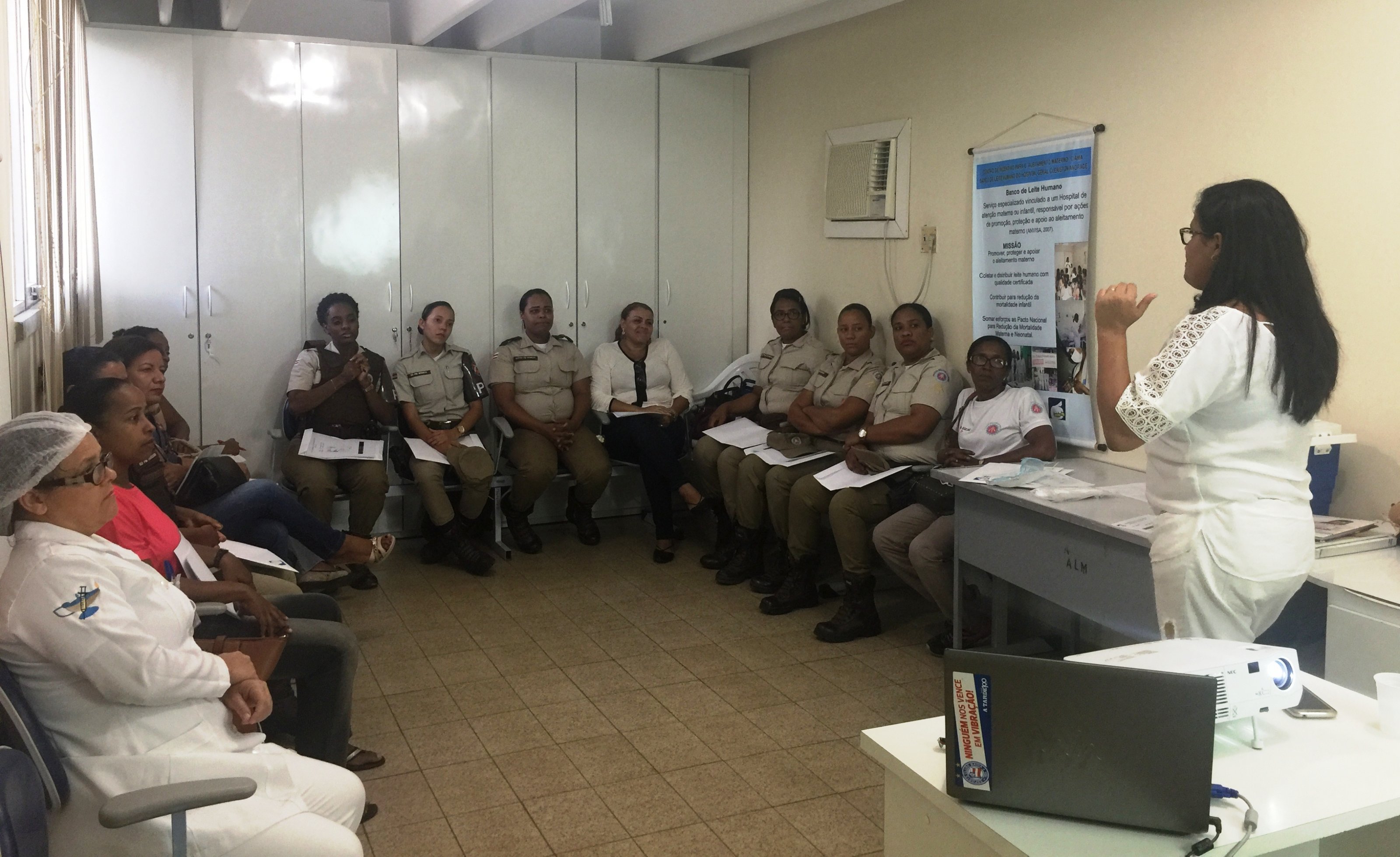 Policiais femininas que vão integrar o projeto PM Amiga do Peito participam de treinamento no Banco de Leite do HGCA