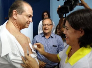 Ministro da Saúde vai a Feira de Santana e 'se vacina' em Dia D de campanha