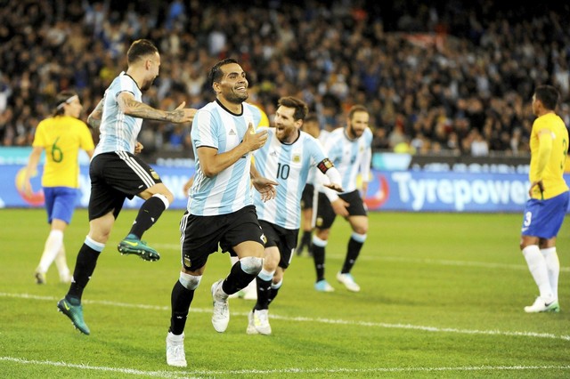 Brasil perde muitos gols e cai contra Argentina, em primeira derrota de Tite