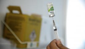 Anvisa pode liberar vacinação em farmácias; entidades criticam proposta