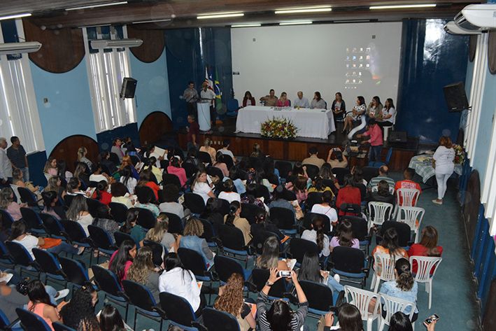 Mãe que acumula leite nas mamas corre o risco de contrair mastite