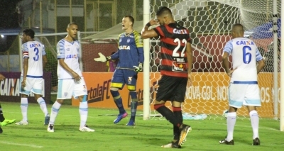 Vitória abusa de perder gols e perde para o Avaí por 1 a 0 no Barradão