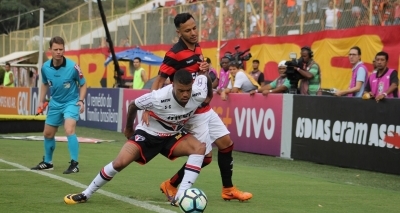 Vitória sofre diante do São Paulo e volta a perder dentro do Barradão