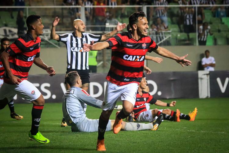 Vitória vence mais uma fora de casa e sai da zona de rebaixamento