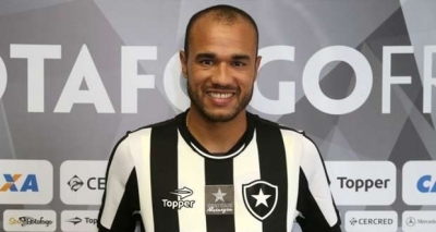 Com câncer, atacante Roger do Botafogo agradece apoio na web: 
