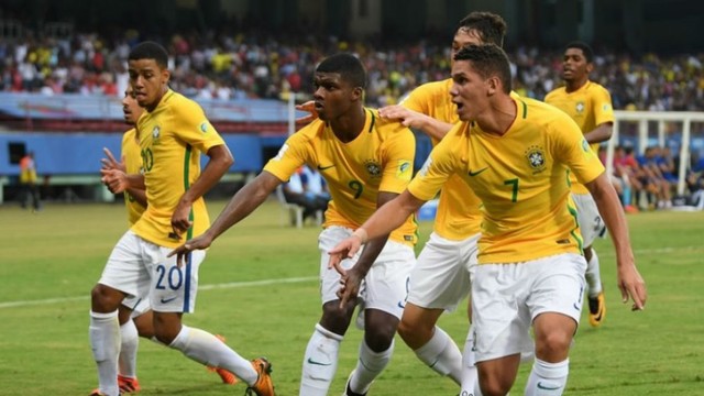 Brasil leva gol no início, mas dupla de Fla e Vasco garante virada na estreia do Mundial