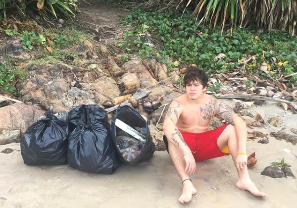 Whindersson Nunes recolhe lixo em Ilhéus e pede mais limpeza em praias