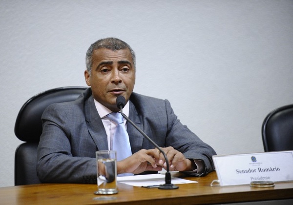 Em comunicado, Romário admite concorrer à presidência da CBF