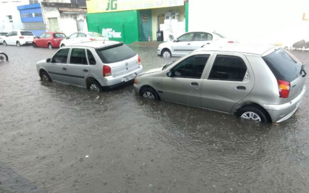 Ruas do centro de Feira de Santana ficam alagadas após forte chuva