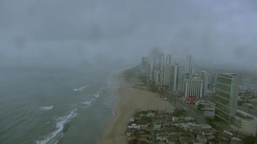Helicóptero da Rede Globo cai no Recife; duas pessoas morreram