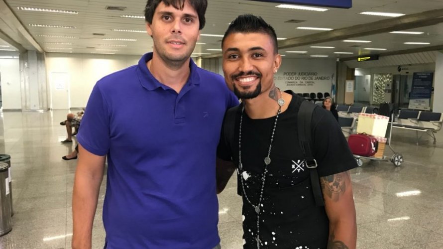 Kieza desembarca no Rio de Janeiro para assinar com o Botafogo