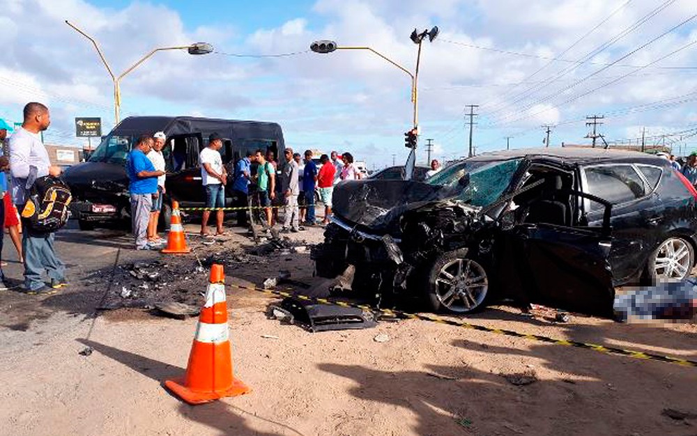 Duas pessoas morrem em colisão entre van e carro de passeio no Anel de Contorno