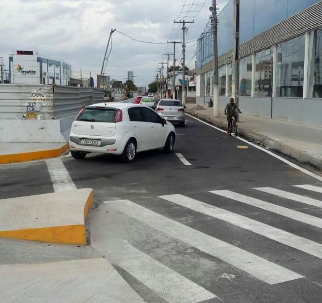 SMT libera tráfego em retorno sobre túnel no cruzamento da Avenida João Durval com Presidente Dutra