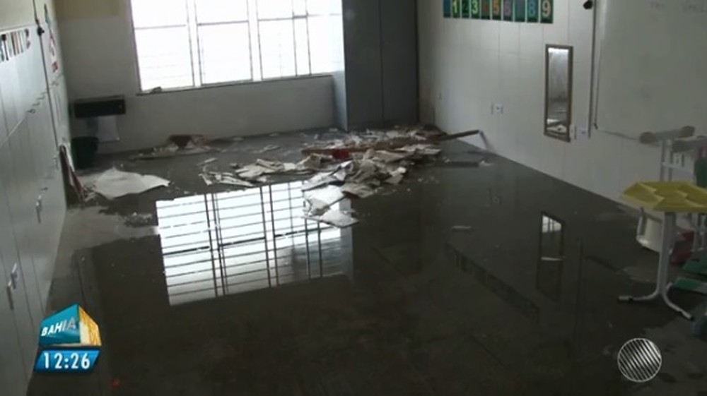 Teto de creche desaba em Feira de Santana e atendimento é suspenso após chuva forte na cidade