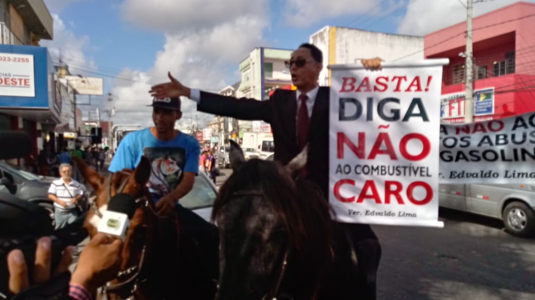 Vereador cumpre promessa e vai de cavalo à Câmara Municipal
