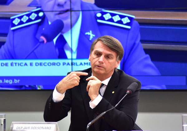 MPF multa Bolsonaro em R$ 300 mil por preconceito contra quilombolas