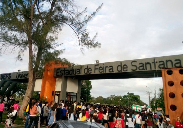 Em protesto, estudantes bloqueiam acesso à UEFS nesta quarta