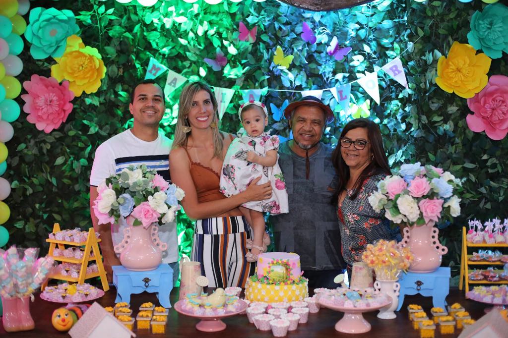 Maria Flor completa 1 aninho