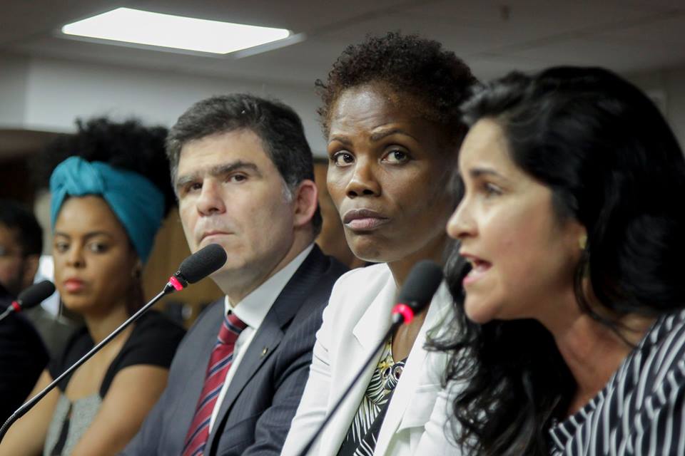 Comissão inocenta juíza leiga que mandou algemar advogada em audiência
