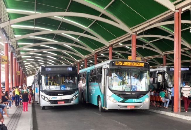 Ônibus extras reforçam transporte público no domingo de eleição